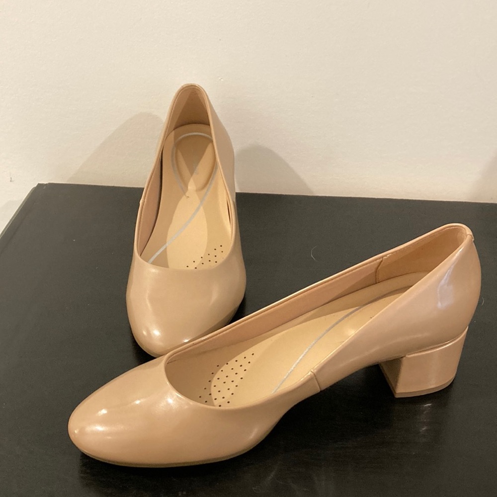 Easy Spirit tan pumps size 8 1/2